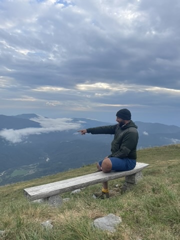 Elias Raiser mit Blick über eine Berglandschaft