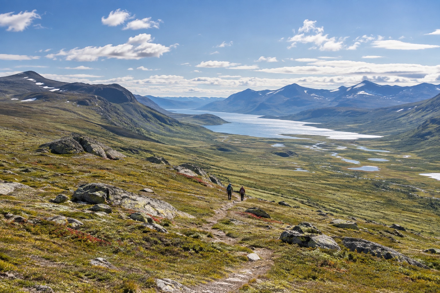 Zwei Wandernde durchqueren eine sonnige, weite nordische Hochlandlandschaft